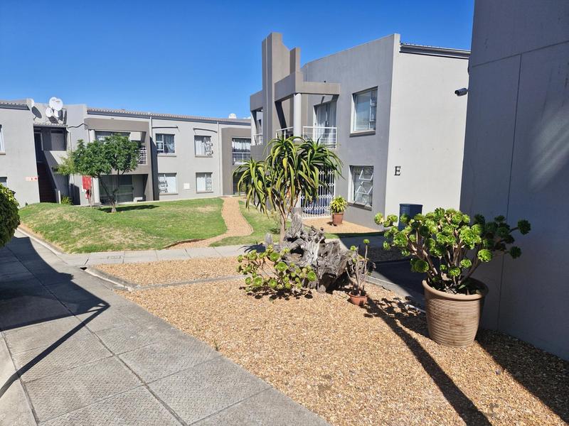 2 Bedroom Property for Sale in Loevenstein Western Cape